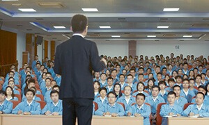 注重科研合作、汇聚人才